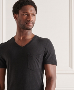 SUPERDRY T-Shirt aus Bio-Baumwolle mit V-Ausschnitt und Tasche Black